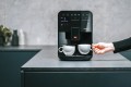 Ekspres-MELITTA-Barista-SE-F83-0-009-Czarny-lifestyle-7.jpg