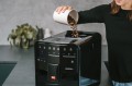 Ekspres-MELITTA-Barista-SE-F83-0-009-Czarny-lifestyle-1.jpg